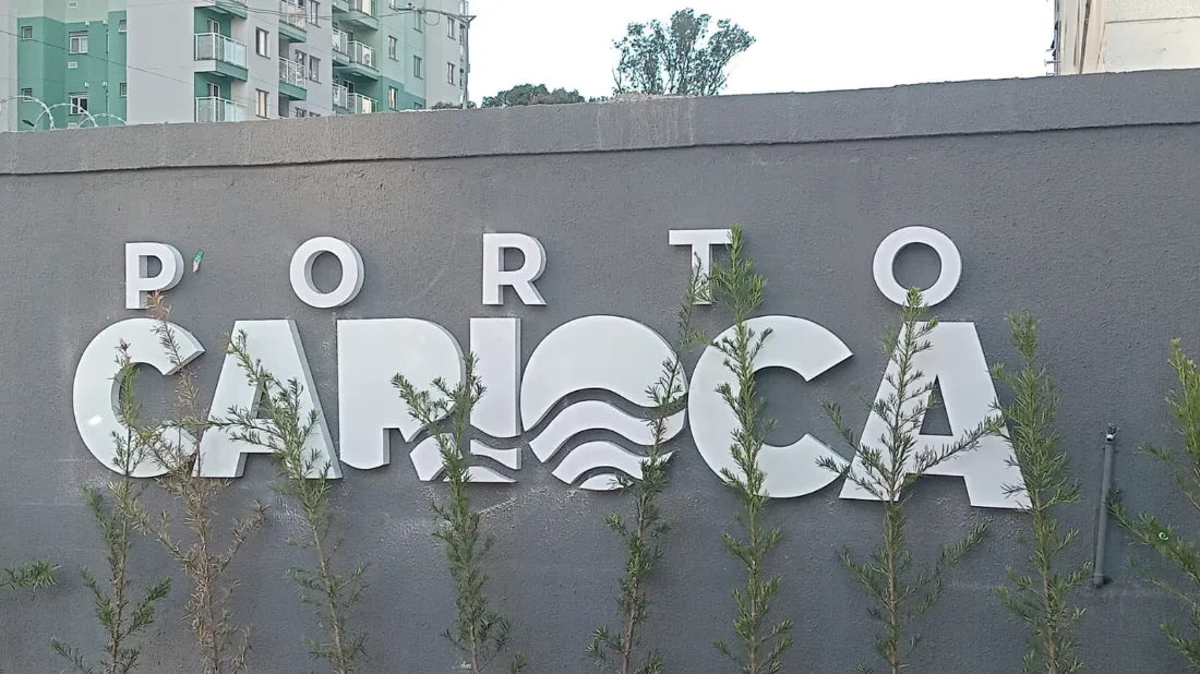 Identificação Porto Carioca em fachada