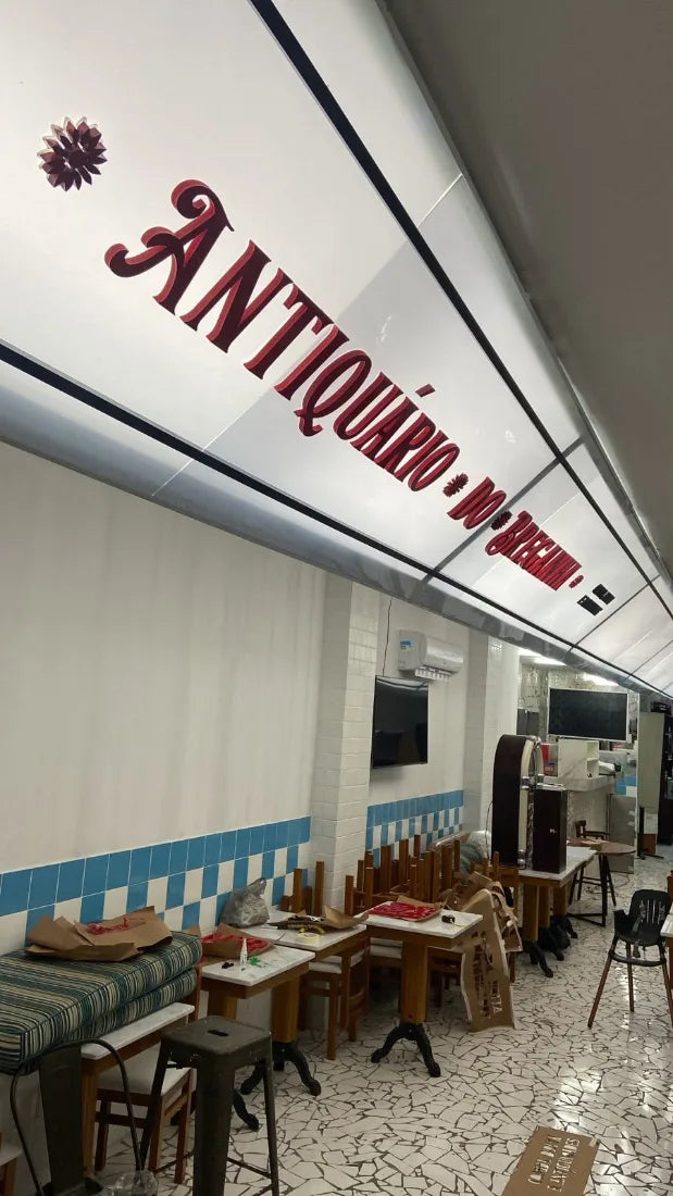 Letreiro em fachada comercial